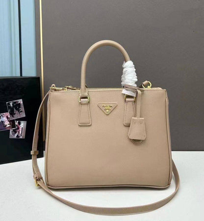 PRADA 

NEW CAME 

GOOD QUALITY 

90 dhs🇦🇪🇦🇪
SIZE: 32cm

Zain17
♥️♥️♥️