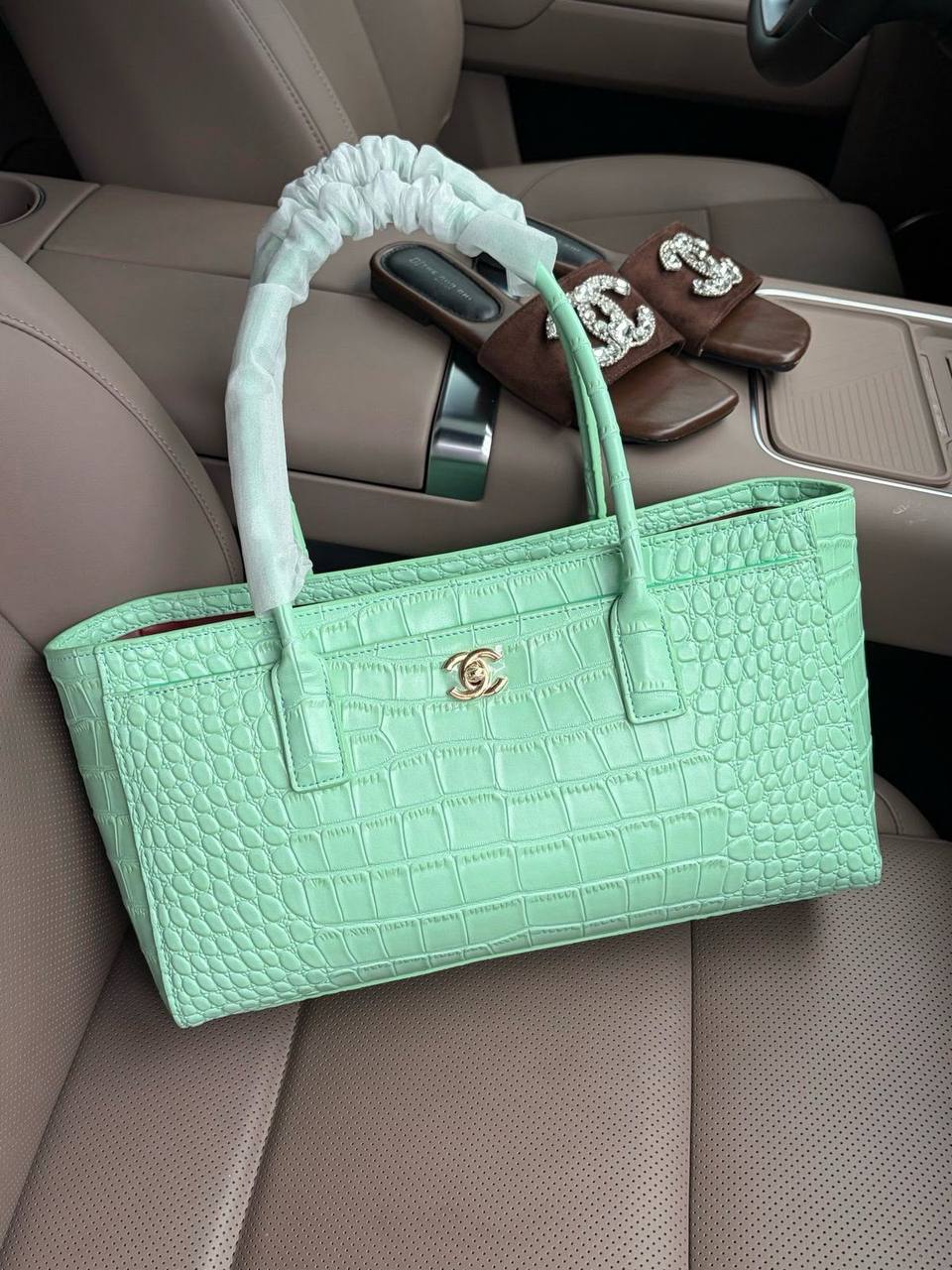 Chanel
Master❣️❣️
35cm🫶🏼🫶🏼 
350 dhs🇦🇪🇦🇪

Zain297
♥️♥️♥️