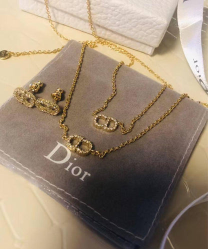 Dior🦋*
Necklace ❤️‍🔥
Earring❣️
Bracelet 💥
Master quality 💯
With normal boxes 📦 
105 dhs🪙💕
With master box 🗃️ 
120 dhs🪙💕

Zain216
♥️♥️♥️