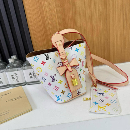 LV
25*18*13cm
70 dhs❣️

Zain17
♥️♥️♥️