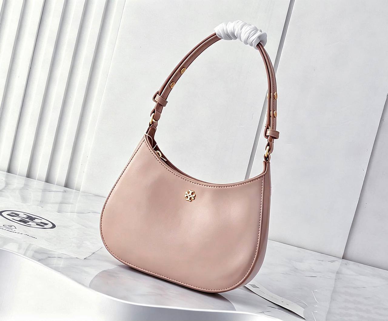TORY BURCH 
GOOD QUALITY 
WITH BOX 
90 dhs✅

Zain17
♥️♥️♥️