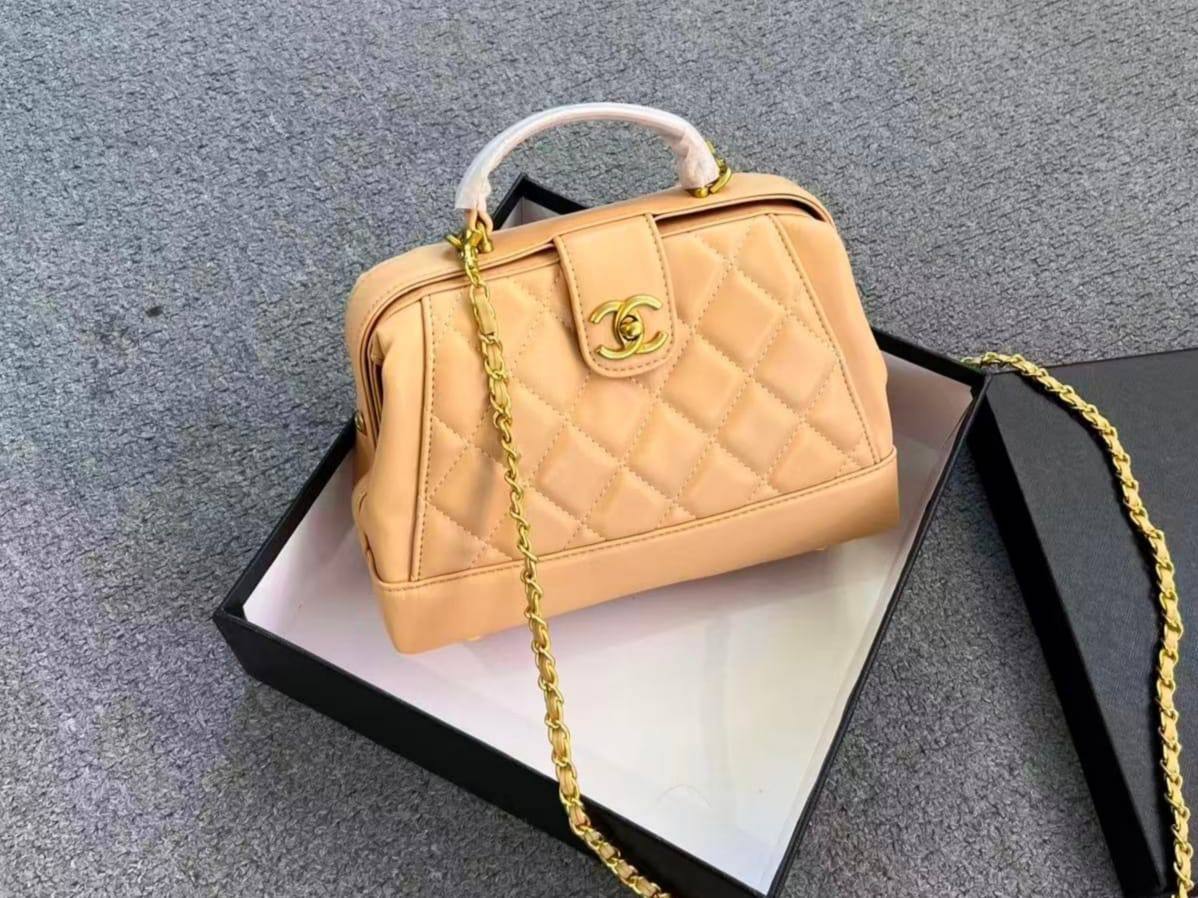 Chanel

90 dhs🇦🇪🇦🇪

with box

Zain26
♥️♥️♥️