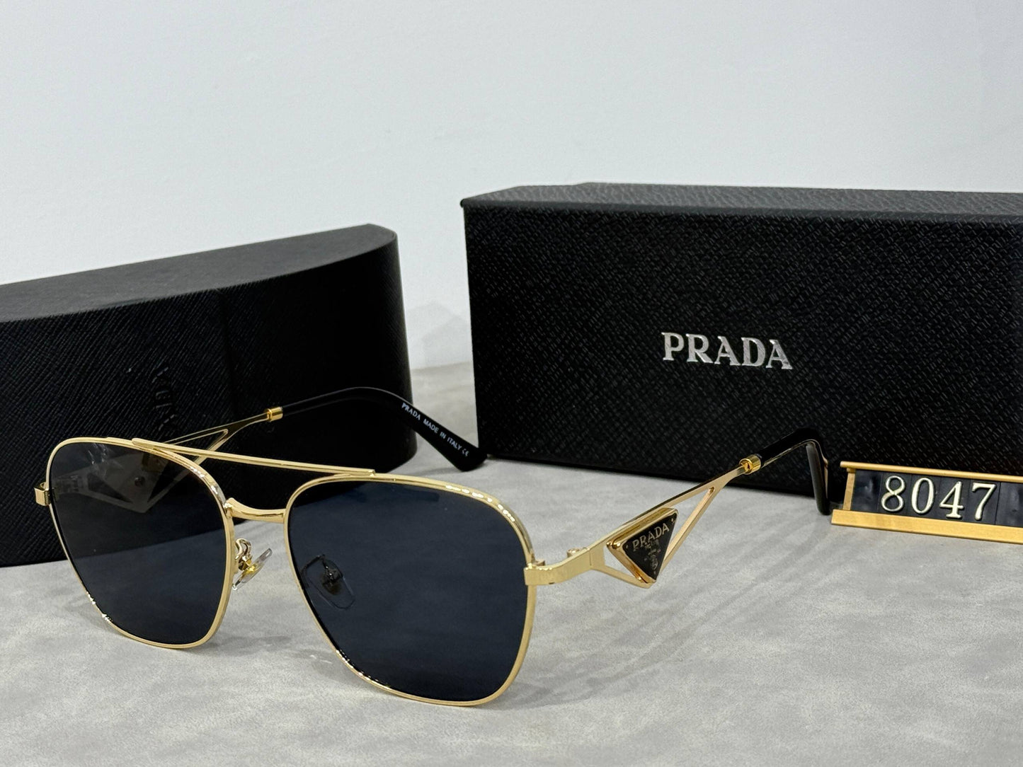 Prada
Sunglasses 🕶️ 
good quality 💯
With master box 🗃️ 
50 dhs❣️

Zain273
♥️♥️♥️