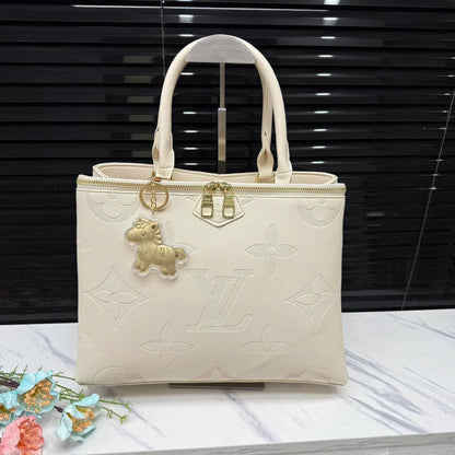 LV

size  34×21×13cm

95 dhs❣️
 
Zain04
♥️♥️♥️