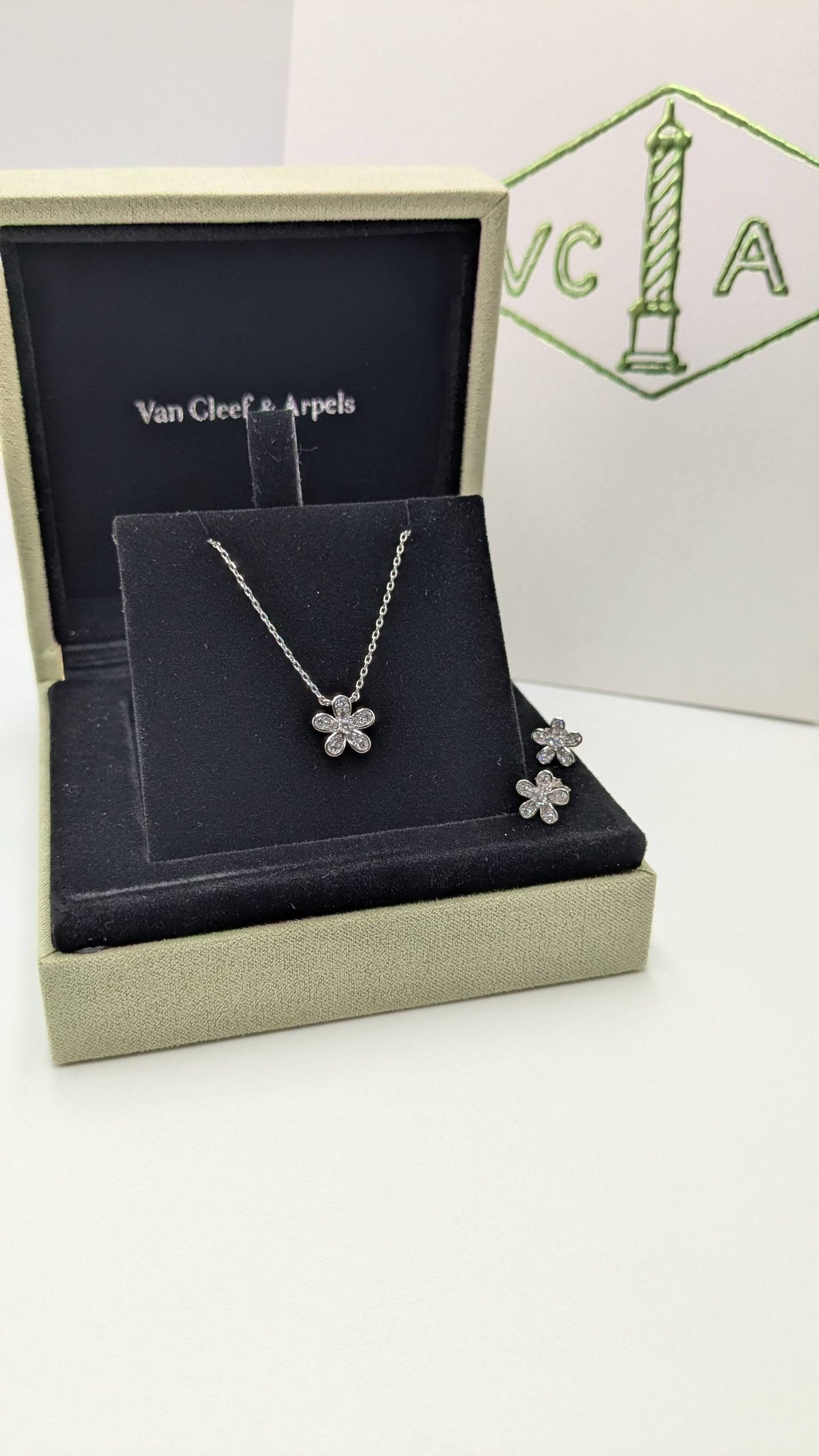 Van Cleef
Master Quality
Necklace & Earrings
110 dhs🇦🇪 with Normal Box 🎁
120 dhs🇦🇪 with Good Box 🎁
175 dhs🇦🇪    with Master box 🎁


Zain210
♥️♥️♥️