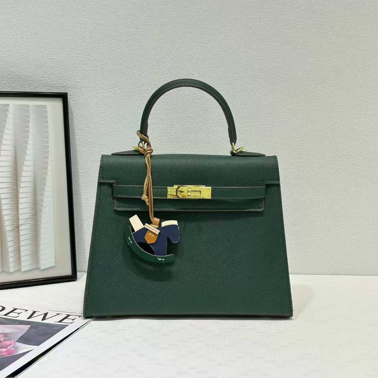 Hermes

with box
🎁🎁🎁

105 dhs💓

Zain143
♥️♥️♥️
