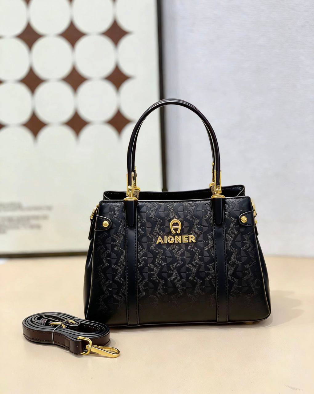 Aigner - DKNY
100 dhs✅
size：22cm
good-quality 

with box
🎁🎁🎁

Zain35
♥️♥️♥️
