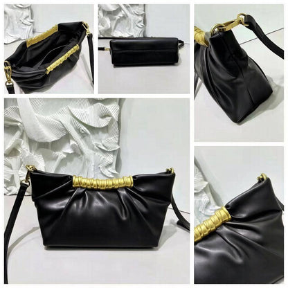 BOTTEGA 
GOOD QUALITY
 WITH BOX 
85 dhs💓

Zain295
♥️♥️♥️