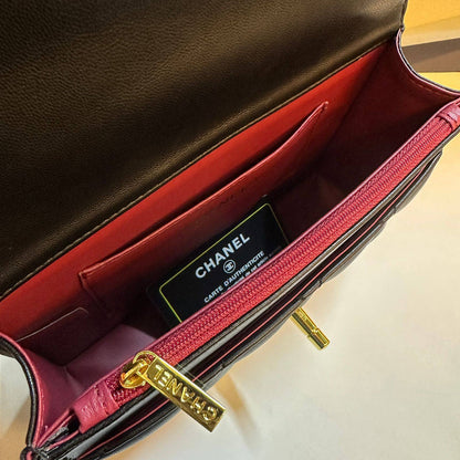 CHANEL

 NEW CAME GOOD QUALITY 
WITH BOX 
🎁🎁🎁

100 dhs🌺

Zain39
♥️♥️♥️