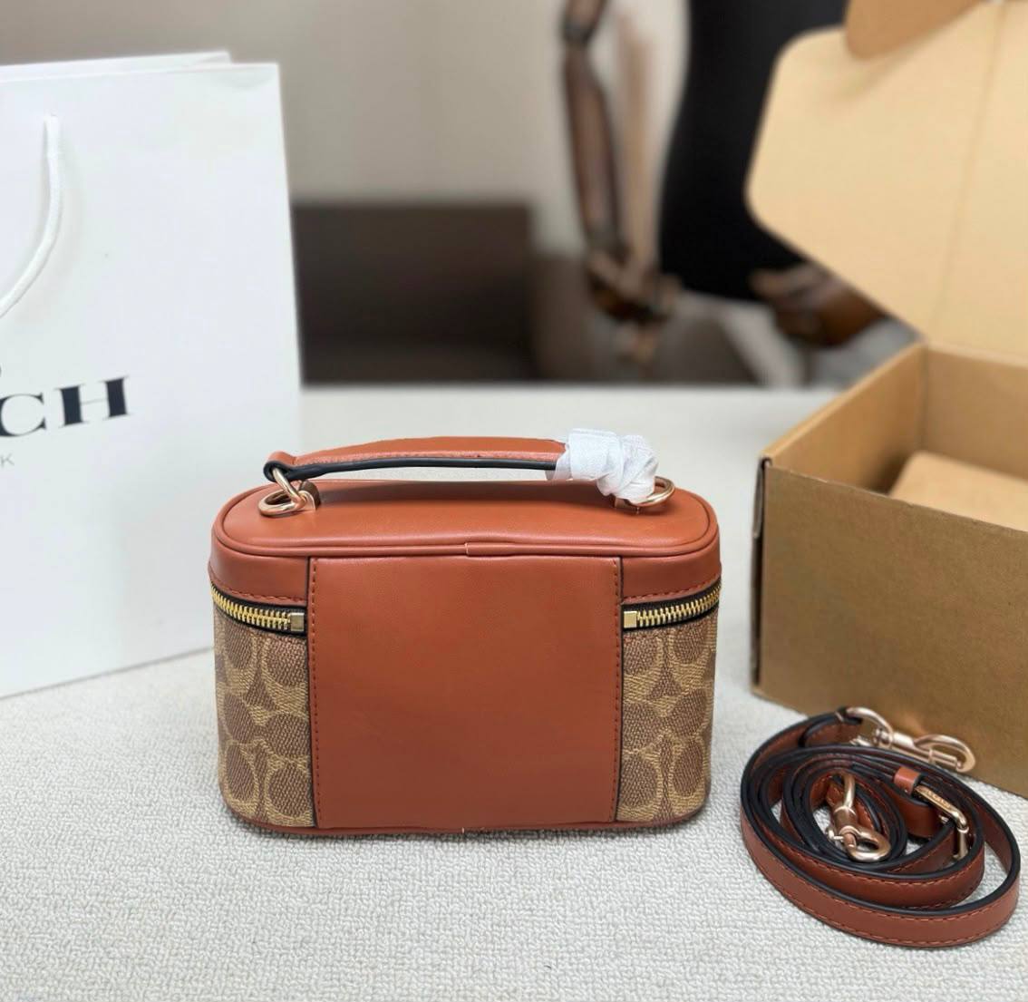 COACH NEW CAME HIGH QUALITY WITH BOX  
110 dhs🇦🇪🇦🇪

Zain295
♥️♥️♥️