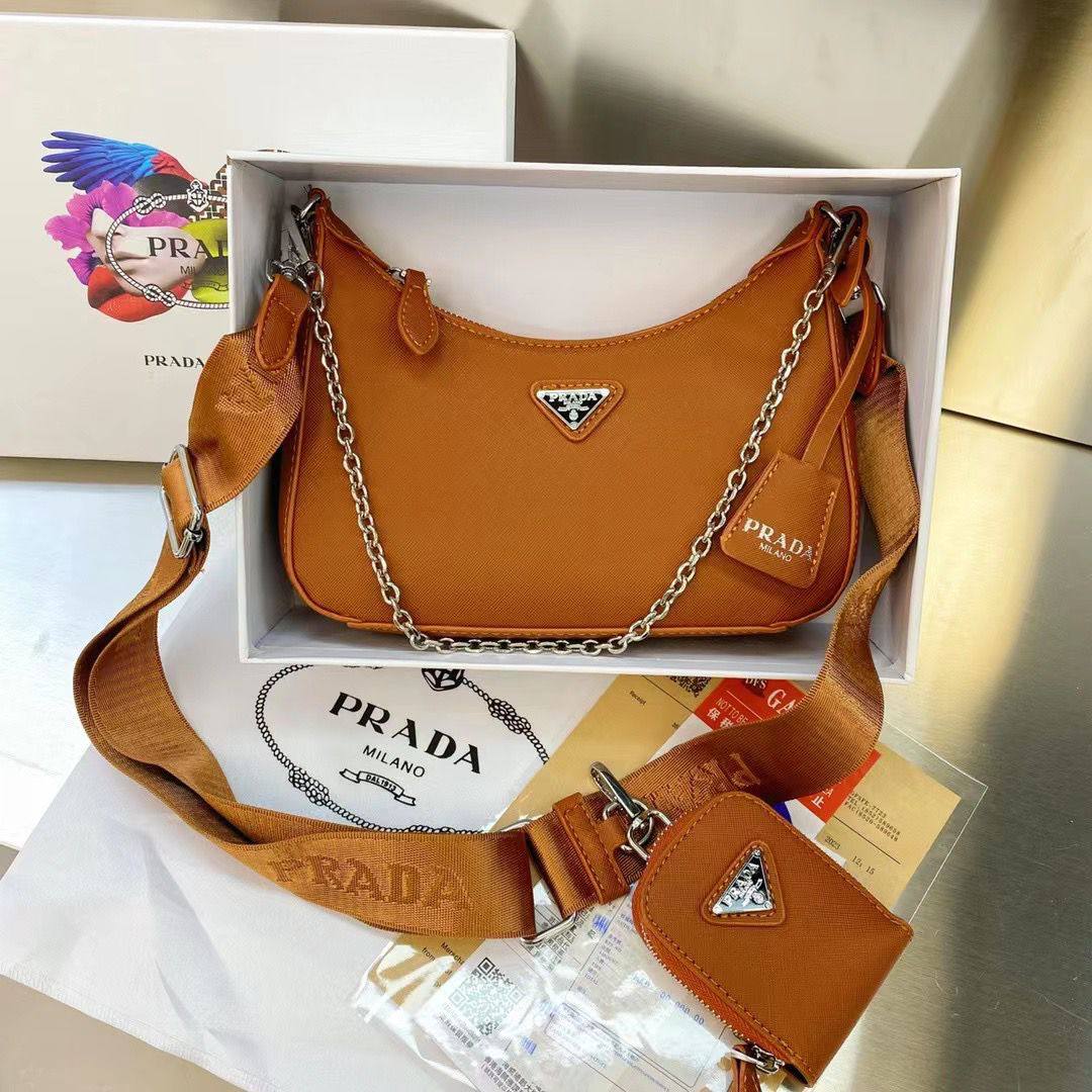 Prada
95 dhs🪙🌨️
SIZE：23CM
Good quality 

with box
🎁🎁🎁

Zain35
♥️♥️♥️