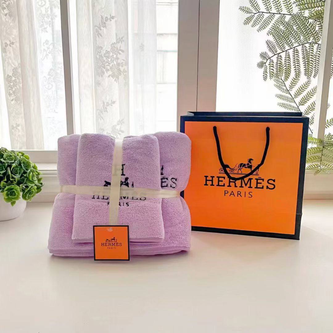 Brand 
Towels  
Good quality 
2 set
With paper 💼 
45 dhs✅

Zain99
♥️♥️♥️