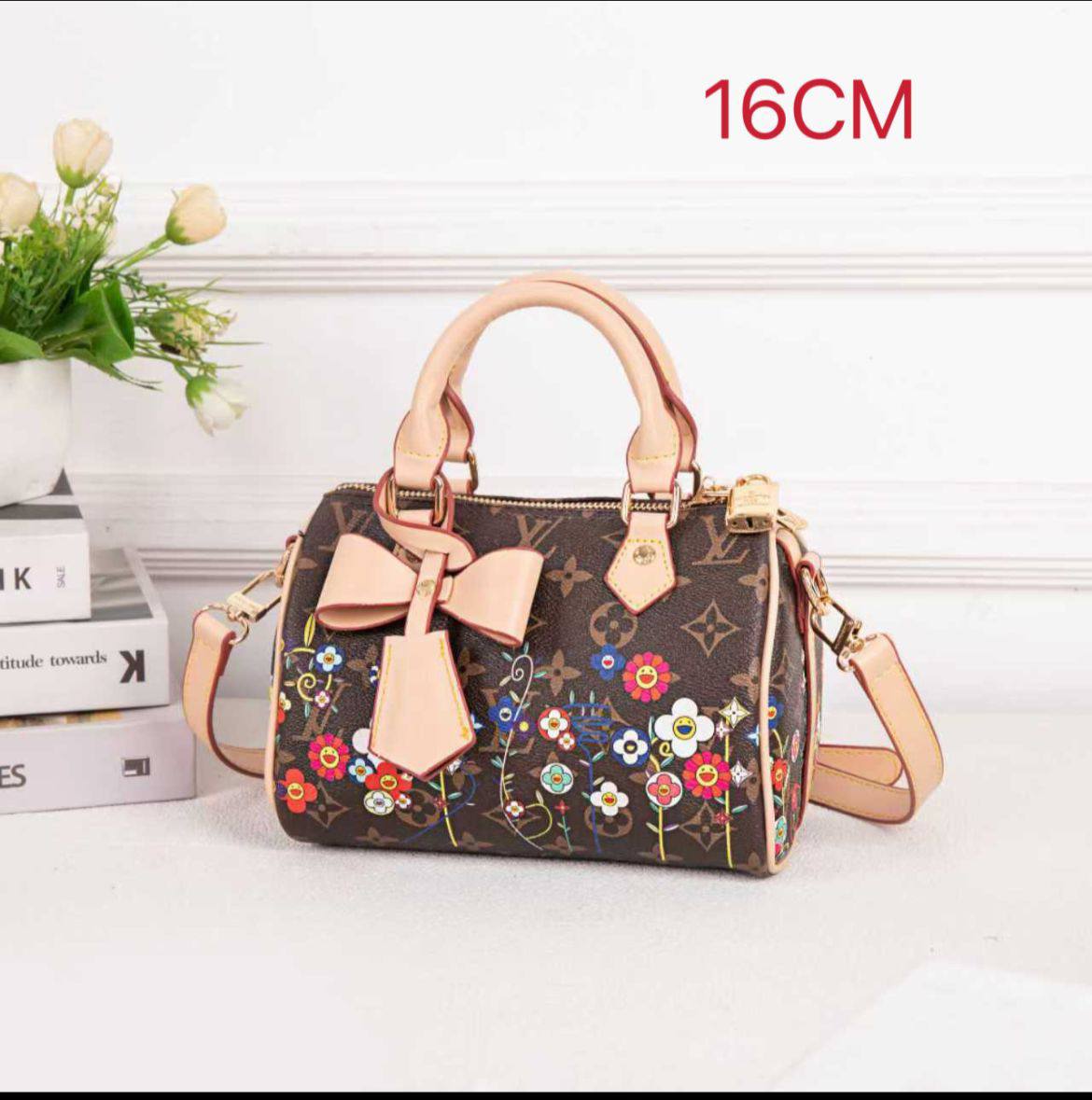 LV 
Best quality with box’s 
95 dhs✅
size 16cm

Zain290
♥️♥️♥️