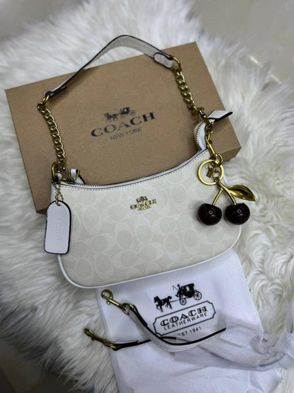 🍒 Coach Teri 

1️⃣ First quality 🍒+🎁

Size : 24 * 15 * 7 cm
90 dhs💓

with 🍒box 🎁

Zain115
♥️♥️♥️