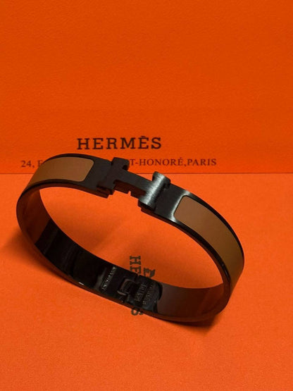 Hermes ❤️‍🔥*
Bangle ✨
Master quality 💯
Size 17,19,21
With normal boxes 📦 
55 dhs💓
With master box 🗃️ 
65 dhs💓

Zain216
♥️♥️♥️