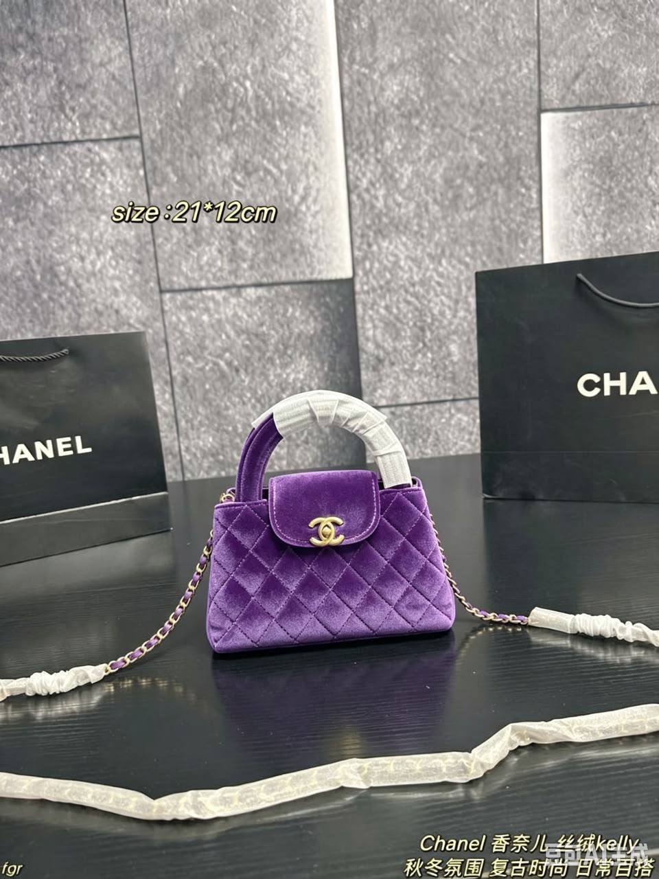Chanel
100 dhs🇦🇪🇦🇪
with box
size 19×6×11cm

Zain42
♥️♥️♥️