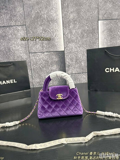 Chanel
100 dhs🇦🇪🇦🇪
with box
size 19×6×11cm

Zain42
♥️♥️♥️