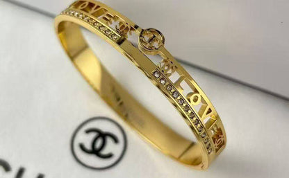Bangle 🌊*
Stainless steel 💯
Non tarnish 💥
With black boxes 🗃️ 
20 dhs🪙🌨️
With normal boxes 📦 
And paper bag 🛍️
30 dhs🪙🌨️

Zain216
♥️♥️♥️