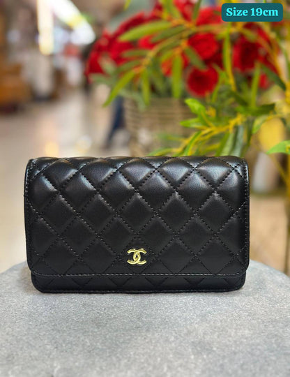 Chanel

Best quality
With box’s
🎁🎁🎁

85 dhs🗽
size 19cm

Zain158
♥️♥️♥️