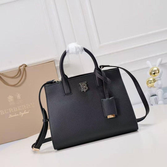 Burberry Master
350 dhs🪙🌨️
#27.5cm❤️😍(lather)

Zain228
♥️♥️♥️