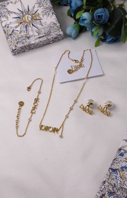 DIOR 🤍
* ⁠↗️ *Super Master Quality ®️*⬆️
* DIOR  Chain Links with Stones PENDANT , EARINGS & BRACLET
For Price 👇 WTSP Text Zain 0568585901
0507557372
0544061607

Zain106
♥️♥️♥️