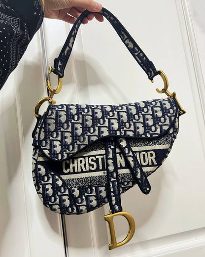 DIOR 
 HIGH QUALITY 
WITH BOX 
🎁🎁🎁

120 dhs✅

Zain295
♥️♥️♥️