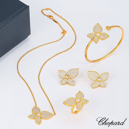 CHOPARD SET 
Master 💫✨
NECKLACE BRACELET EARRINGS RING 
210 DHS💓
WITH BOX AND PAPER BAG🎁🛍️

Zain89
♥️♥️♥️