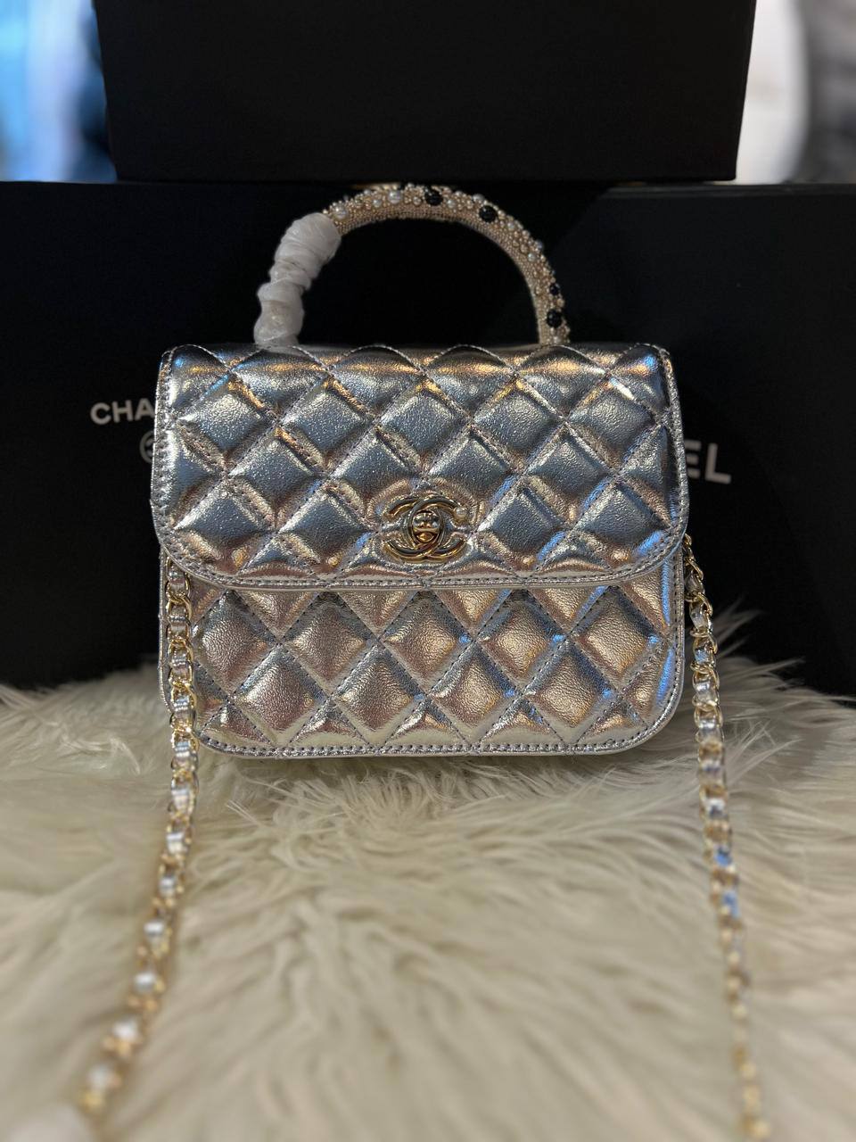 Chanel Clutch with chain
Master quality
18cm 

with box
🎁🎁🎁

210 dhs❣️

Zain95
♥️♥️♥️