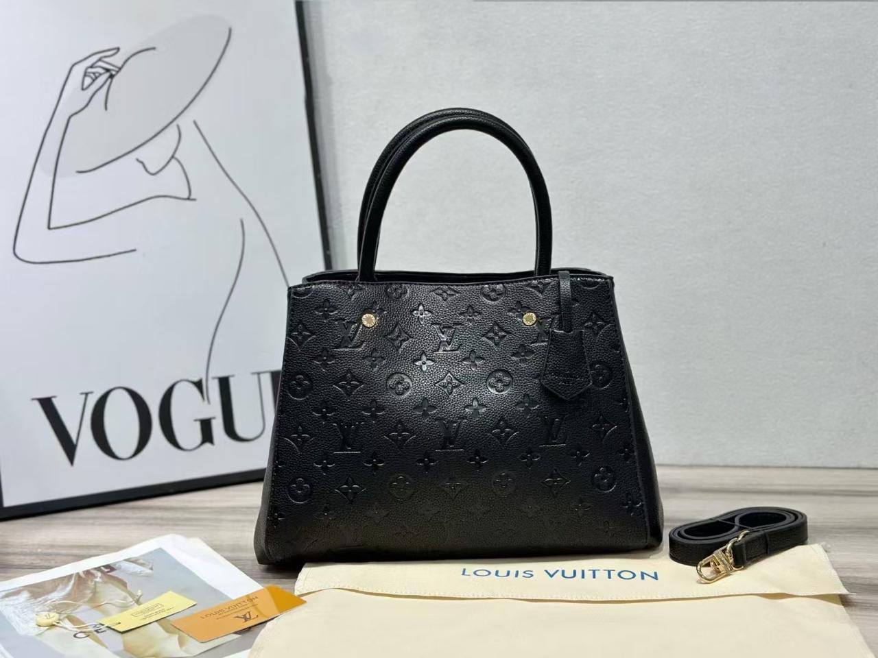LV
NEW CAME GOOD QUALITY WITHBOX 
🎁🎁🎁

95 dhs🪙🌨️
SIZE : 28cm

Zain39
♥️♥️♥️