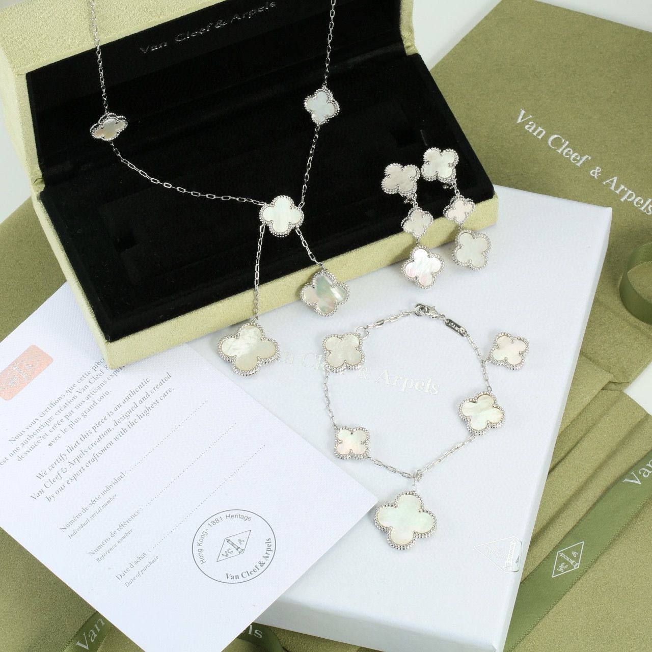 VCA SET
MASTER✨💫
6 FLOWER NECKLACE
5 FLOWER BRACELET
3 FLOWER EARRINGS
WITH BOX AND PAPER BAG🛍️🎁
 230 DHS🇦🇪🇦🇪✨💫

Zain89
❣️❣️❣️
