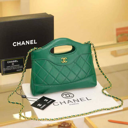 Chanel

90 dhs✅

with box
🎁🎁🎁

size 21×4×19cm

Zain42
Zain213
♥️♥️♥️