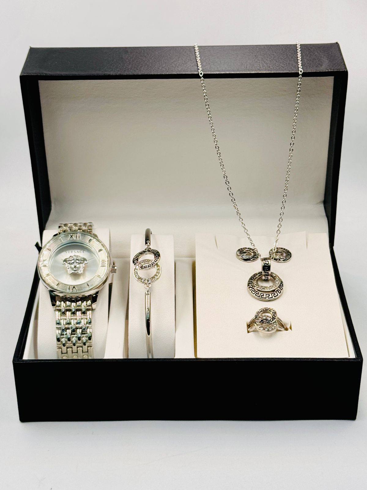 Ladies Set  

with box 
🎁🎁🎁

90 dhs❣️

Zain08
♥️♥️♥️