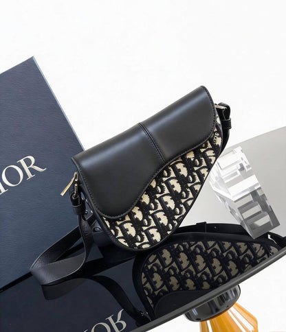 DIOR 

NEW CAME 
MINI SIZE 

UNISEX  

WITH BOX 

90 dhs🇦🇪🇦🇪

Zain295
♥️♥️♥️