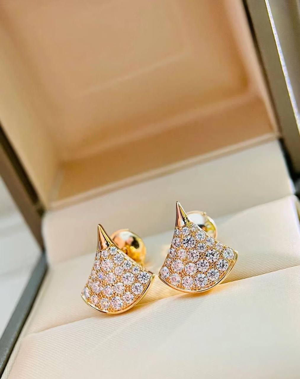 BVLGARI ❤️‍🔥*
Necklace ✨
Earring 🦋
Master quality 💯
With normal boxes 🗃️ 
110 dhs✅

With master box 📦 
140 dhs✅

Zain216
♥️♥️♥️