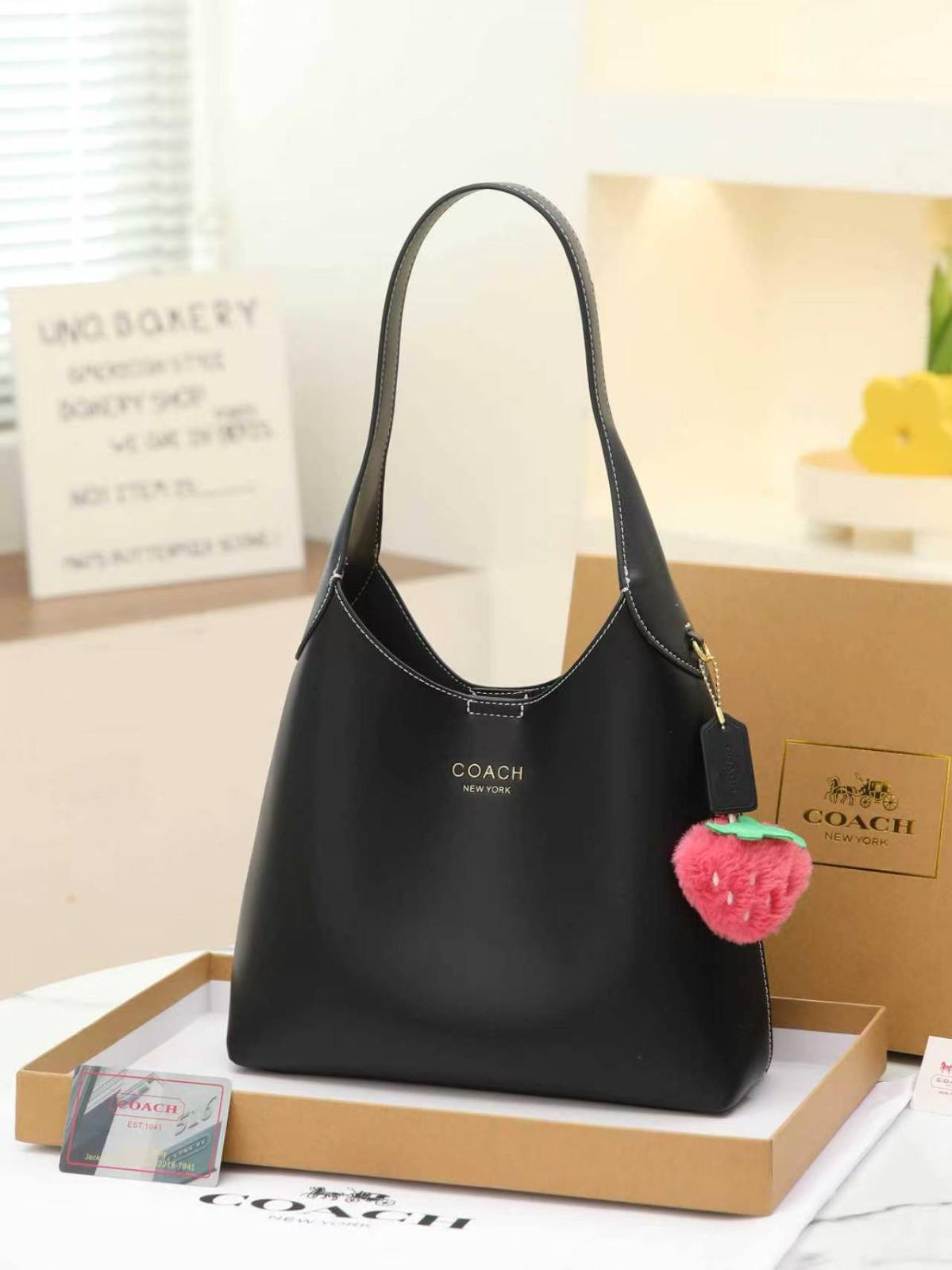 COACH

best quality 
with box
110 dhs🇦🇪🇦🇪🇦🇪

size28CM

Zain290
♥️♥️♥️
