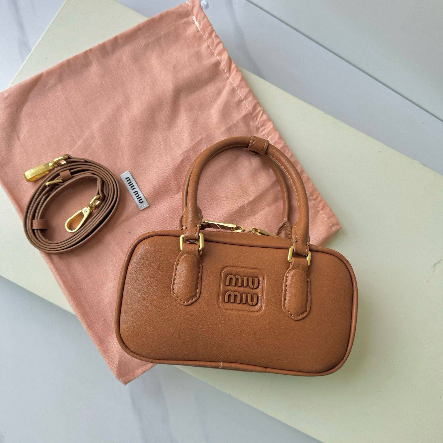 Miu Miu
Master
22cm💕 
280 dhs🌺
with Box 🗃️

Zain228
♥️♥️♥️