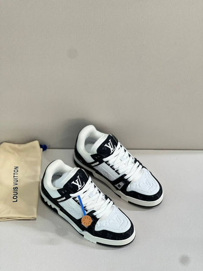 LOUIS VUITTON
SUPER MASTER ⚡️
40-46
550 dhs🪙🖤

Zain43
♥️♥️♥️