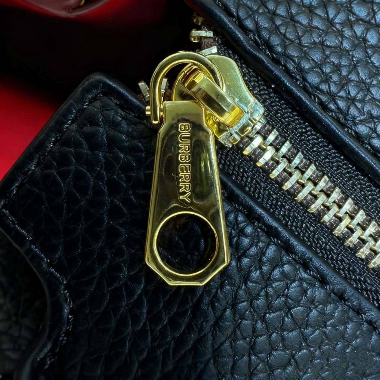 BURBERRY 
NEW CAME GOOD QUALITY  
110 dhs🪙💕

Zain39
♥️♥️♥️