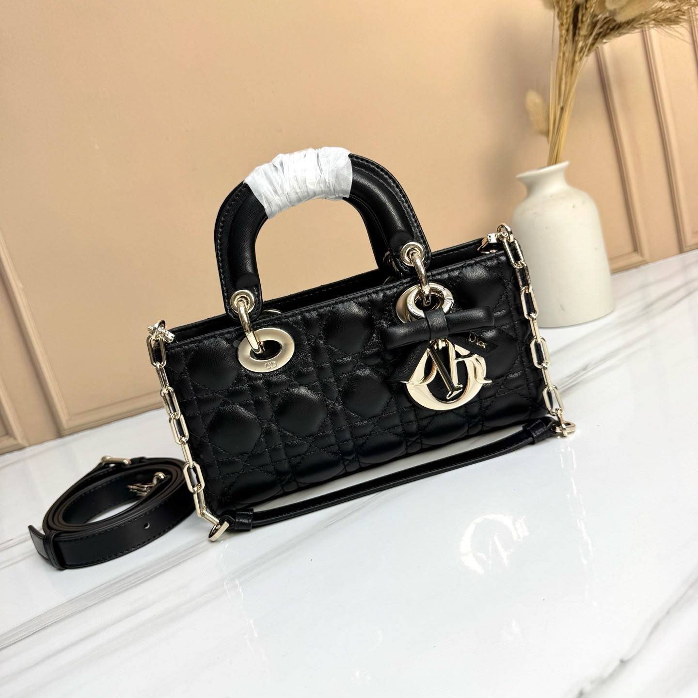 Dior 
Master🌺🌺
330 dhs✅
#22cm🥰🥰

Zain228
♥️♥️♥️