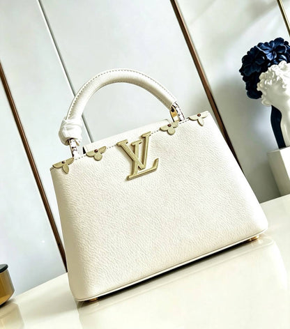 LOUIS VUITTON 

NEW CAME 

HIGH QUALITY 

WITH BOX 
135 dhs🇦🇪🇦🇪

SIZE: 27cm

Zain295
Zain39
♥️♥️♥️