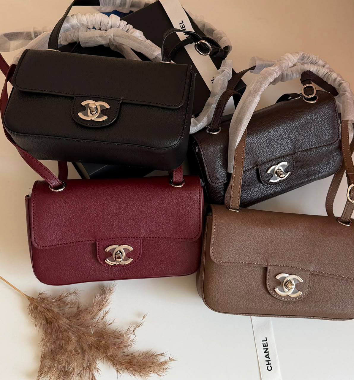 Chanel

240 dhs 

Zain134
♥️♥️♥️