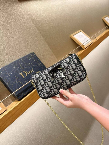 DIOR

Best quality 

with box
size 23CM
100 dhs🇦🇪🇦🇪

Zain290
♥️♥️♥️