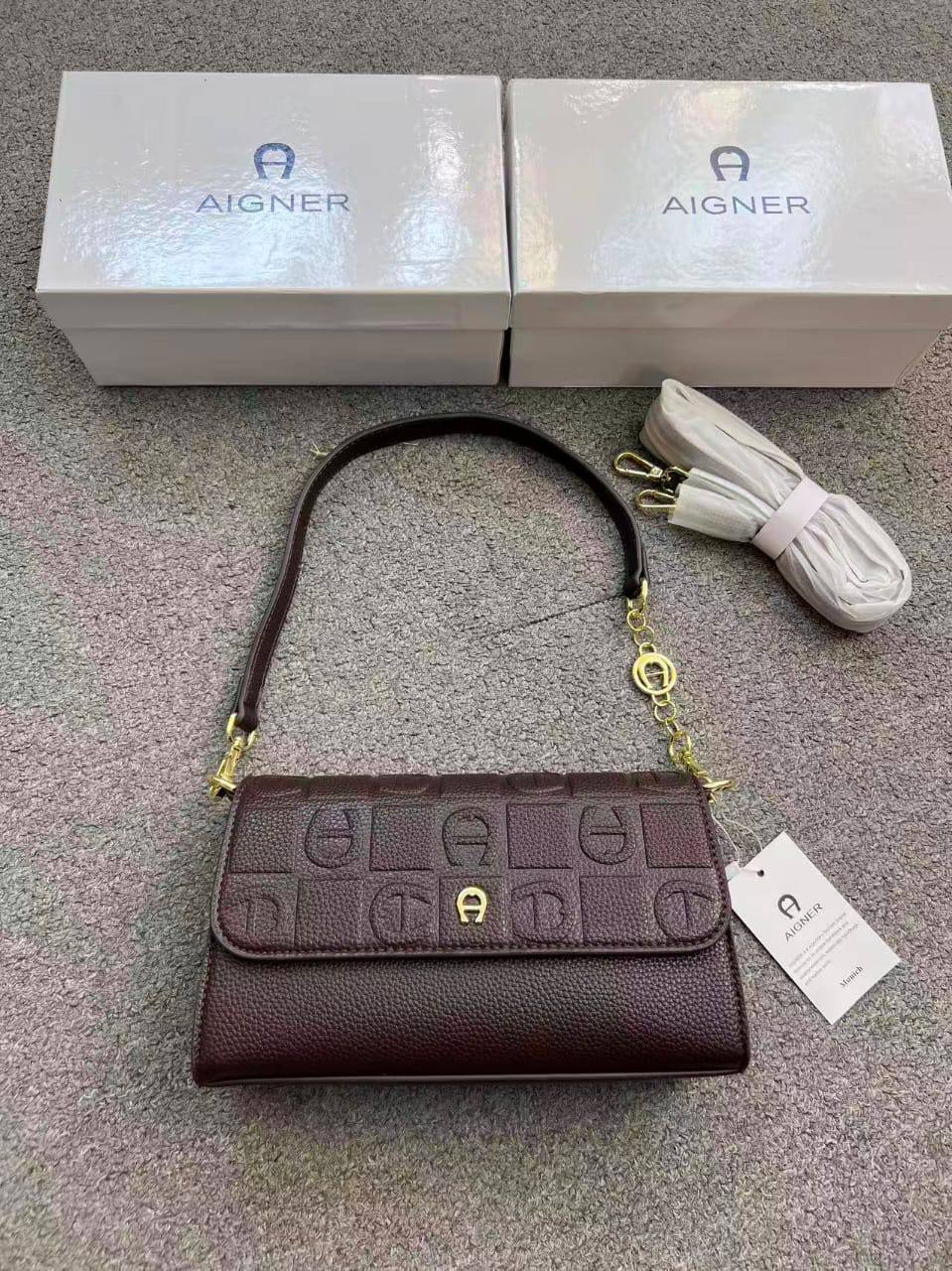 Aigner
100 dhs🇦🇪🇦🇪 
with box high quality24cm

Zain26
♥️♥️♥️