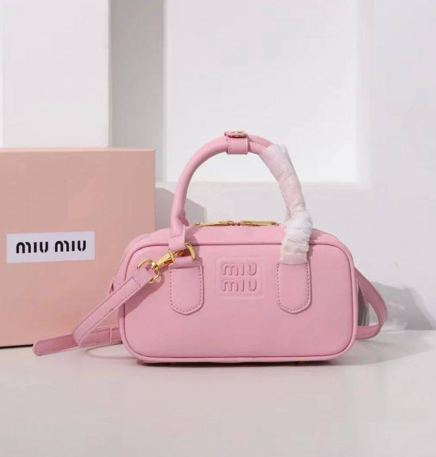 Miu Miu
good quality, comes 

with box,  
🎁🎁🎁

size...23 * 11 cm 
95 dhs❣️

Zain12
♥️♥️♥️