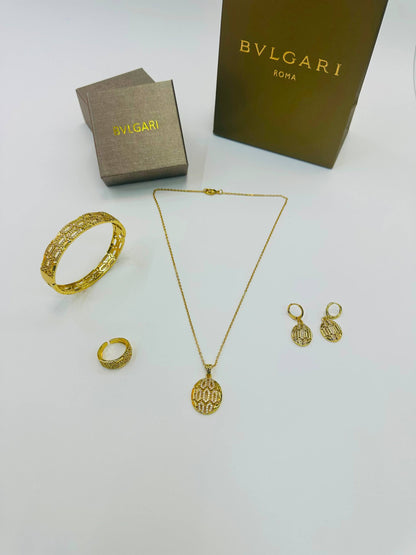 SET
Necklace ✨
Earring 🦋
Bangle 😍
Ring 💍 
With normal boxes 📦 
60 dhs🇦🇪🇦🇪

Zain216
♥️♥️♥️