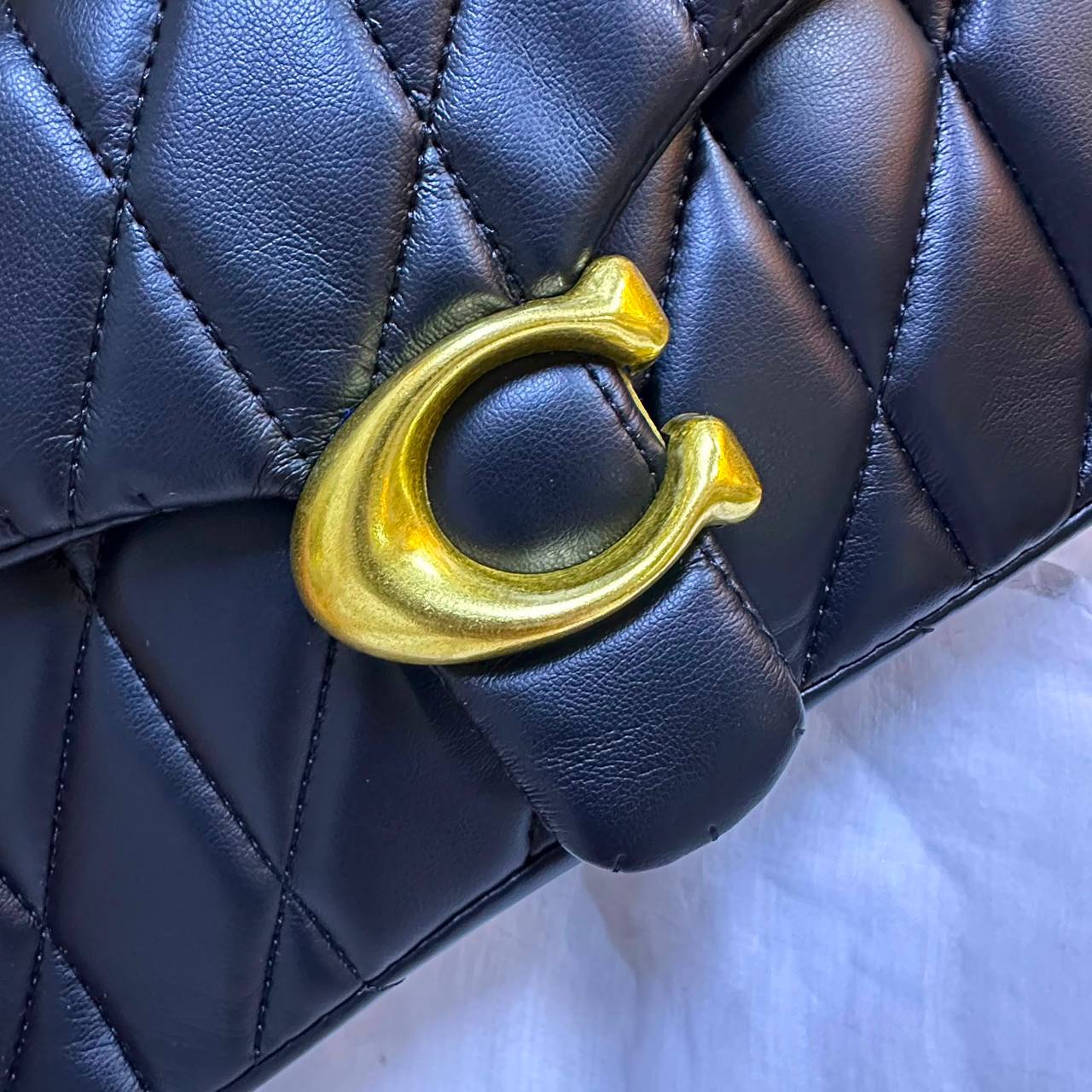 CHANEL 
HIGH QUALITY  
WITH  BOX  
130 dhs💓

Zain295
♥️♥️♥️