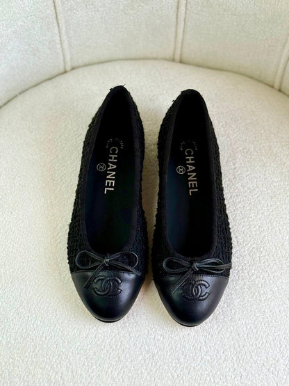 Chanel
Super *AAA* *+* Quality 💯 
With original packing🎁🎁
SIZE:36and42
450 dhs🖤

Zain309
♥️♥️♥️
