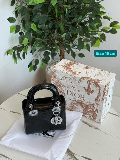 Dior
Good quality 
with box 
🎁🎁🎁

120 dhs✅

Zain186
♥️♥️♥️