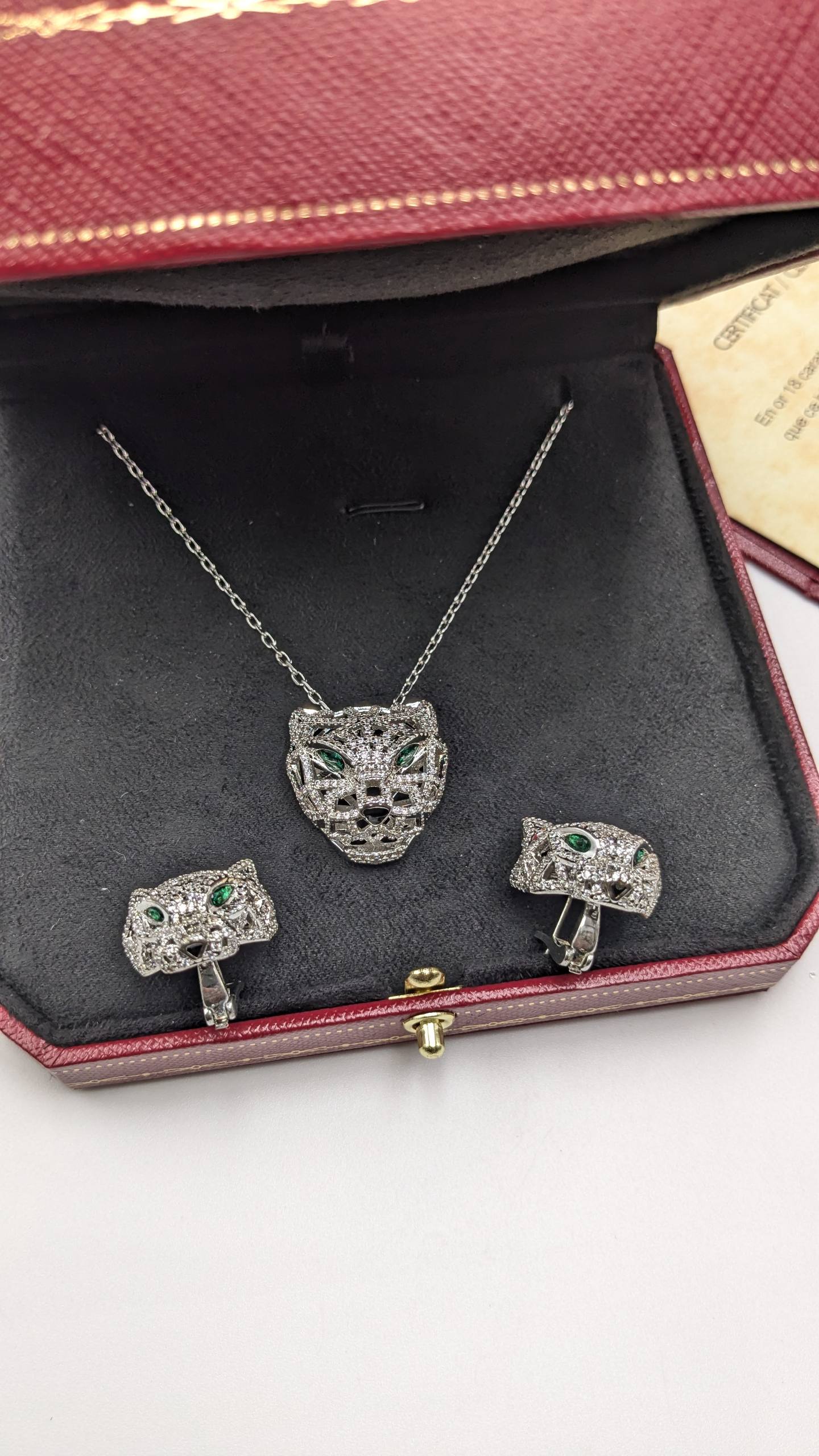 Cartier
*Master Quality* 
*Necklace & Earrings*
140 dhs✅ with Normal Box 🎁
160 dhs✅ with Good Box 🎁
210 dhs✅ with Master Box 🎁

Zain210
♥️♥️♥️