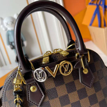 LV L001
 COPY ONE NEW CAME 

WITH BOX 🎁🎁🎁

245 dhs✅

Zain39
♥️♥️♥️